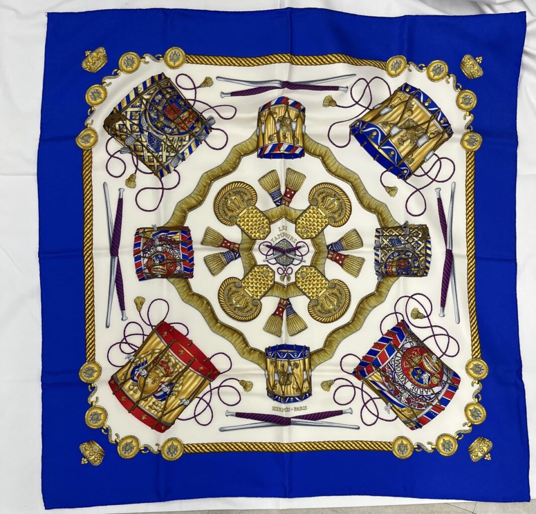 ▽Hermès エルメス カレ90/スカーフ LES TAMBOURS（タンブールの太鼓